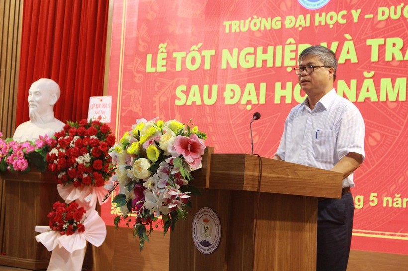 PGS.TS Trần Thanh Vân, Phó Giám đốc Đại học Thái Nguyên chúc mừng các học viên tốt nghiệp.