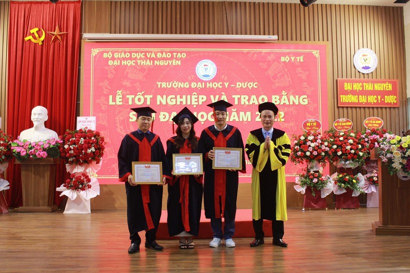 PGS.TS Nguyễn Tiến Dũng, Bí thư Đảng ủy, Hiệu trưởng trường Đại học Y - Dược khen thưởng cho học viên đạt danh hiệu thủ khoa toàn khóa học.
